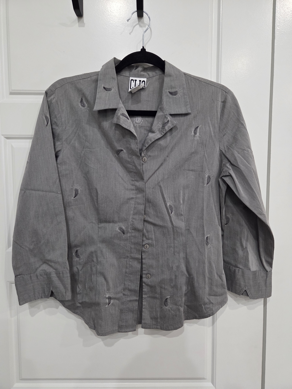 CLIO Women's Gray Tear Drop Embroidered Button-Down Shirt Size 8